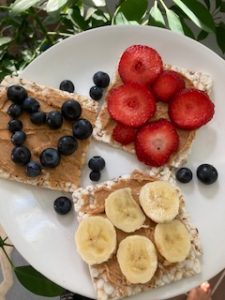 plain rice cakes with nut butter and fruit - family-friendly breakfast ideas